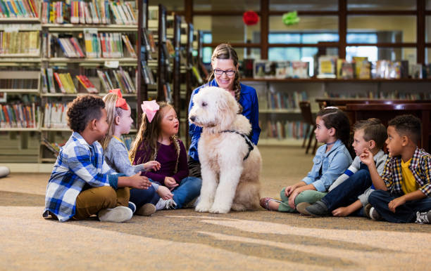 istock Children in library with reading assistance dog 1170987905
