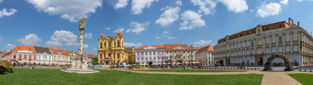 plac publiczny unii europejskiej w timisoarze. rumunia podczas lata, z blue sky tle - timisoara zdjęcia i obrazy z banku zdjęć