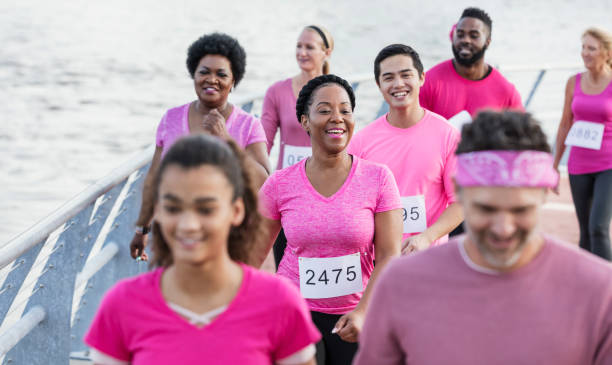 유방암 집회에서 그룹과 아프리카 계 미국인 여성 - breast cancer walk 뉴스 사진 이미지