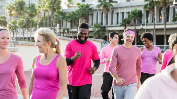 분홍색의 남성과 여성의 그룹, 유방암 집회에서 - breast cancer walk 뉴스 사진 이미지