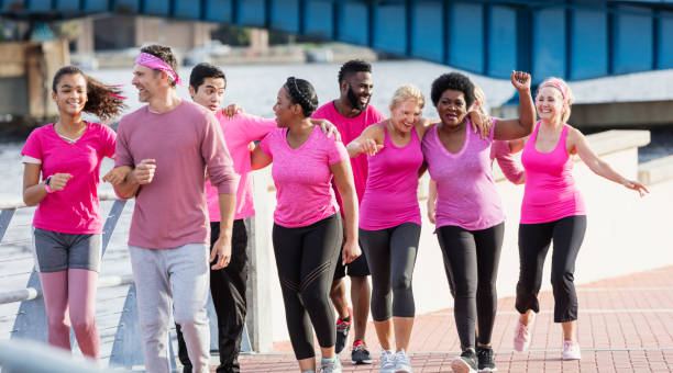 여성의 다민족 그룹, 유방암 집회에서 남성 - breast cancer walk 뉴스 사진 이미지