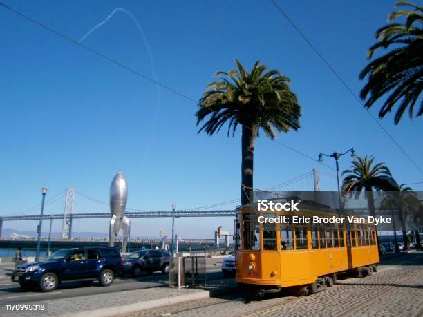 Orange Historische Straßenbahn Der Flinie Muni Zug Original Aus Mailand Italien Gefüllt Mit Menschen Vor Der Bay Bridge Und Rocketship Stockfoto und mehr Bilder von Straßenbahn
