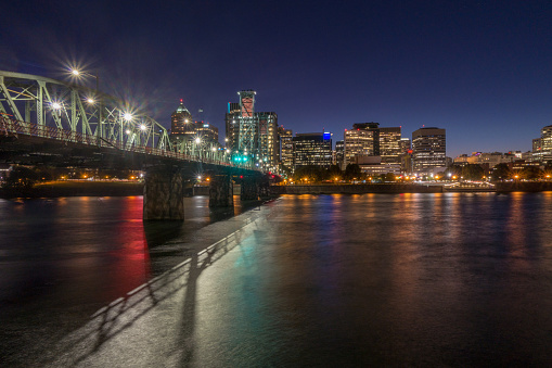 ポートランドの街並みとウィラメット川の水辺 アメリカ合衆国のストックフォトや画像を多数ご用意 アメリカ合衆国, ウィルメット川