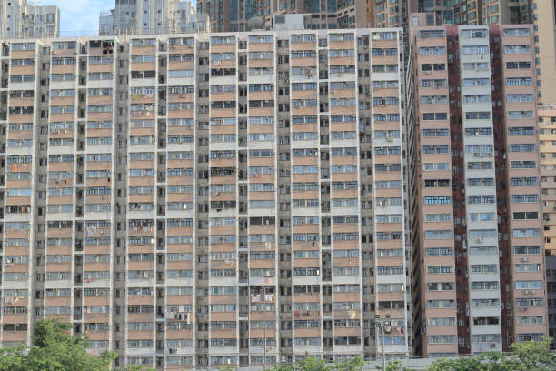 El muro cortina de vidrio dorado del moderno edificio de oficinas fotografiado desde un ángulo bajo está en Hong kong.