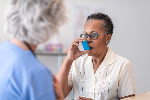 stosowanie inhalatora astmy - asthma inhaler zdjęcia i obrazy z banku zdjęć