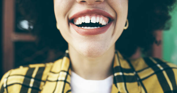 a smile is a language we all understand - sorriso com dentes imagens e fotografias de stock