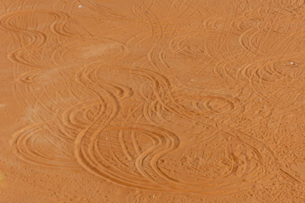 pistes 4x4 dans le sable désertique des émirats arabes unis dans les cercles montrant hors plaisir de la route pour les vus dune bashing. - 4x4 desert sports utility vehicle dubai photos et images de collection