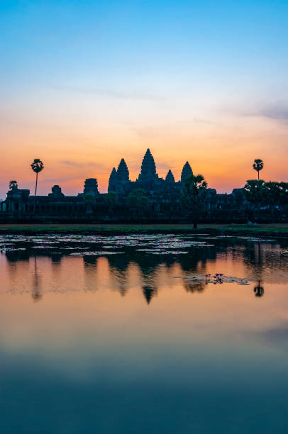 angkor wat sunrise reflection, cambogia - angkor wat buddhism cambodia tourism foto e immagini stock