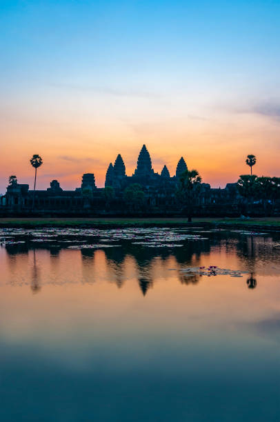 angkor wat sunrise reflection, kambodża - angkor ancient architecture asia zdjęcia i obrazy z banku zdjęć