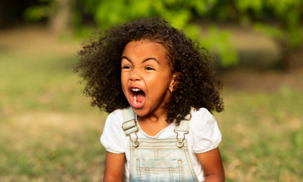 menina furiosa que shouting sobre o fundo natural do verão - child autumn nature human face - fotografias e filmes do acervo