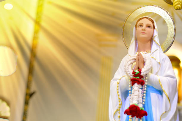 close-up da estátua de nossa senhora da graça virgem maria na igreja, tailândia. foco seletivo - believe miracle church forgiveness - fotografias e filmes do acervo