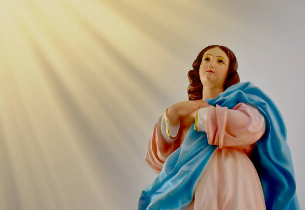 close-up da estátua de nossa senhora da graça virgem maria na igreja, tailândia. foco seletivo - believe miracle church forgiveness - fotografias e filmes do acervo