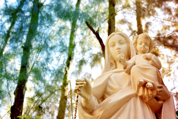 estátua de nossa senhora e criança jesus na igreja católica, tailândia. foco seletivo - gloria maria - fotografias e filmes do acervo