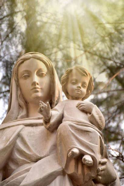 estátua de nossa senhora e criança jesus na igreja católica, tailândia. foco seletivo - glória maria - fotografias e filmes do acervo
