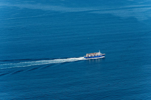 barco de balsa azul-cinque terre-liguria italy - cinqueterre - fotografias e filmes do acervo