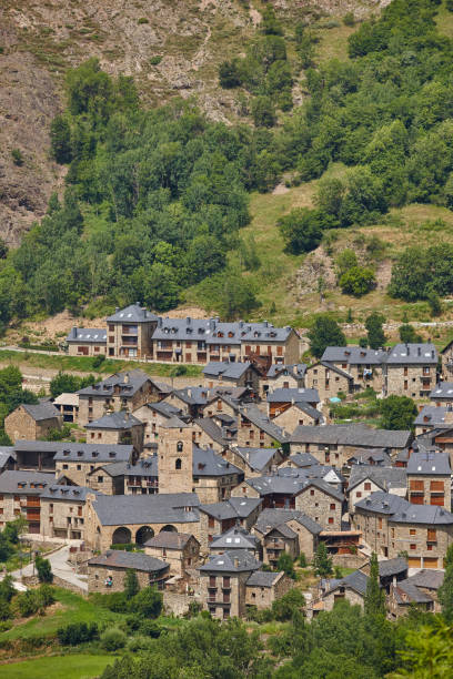 traditionelles katalanisches dorf. vall de boi. durro. spanische romanik - vall de boi stock-fotos und bilder