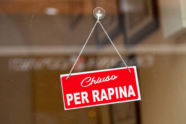istock Italian Closed for robbery sign 1171080585