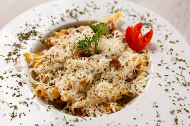penne carbonara, italienische pasta - penne rigatoni pasta tomato pasta stock-fotos und bilder