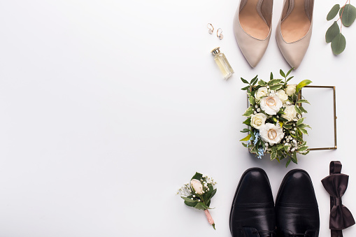 Zapatos de boda y accesorios sobre fondo blanco photo