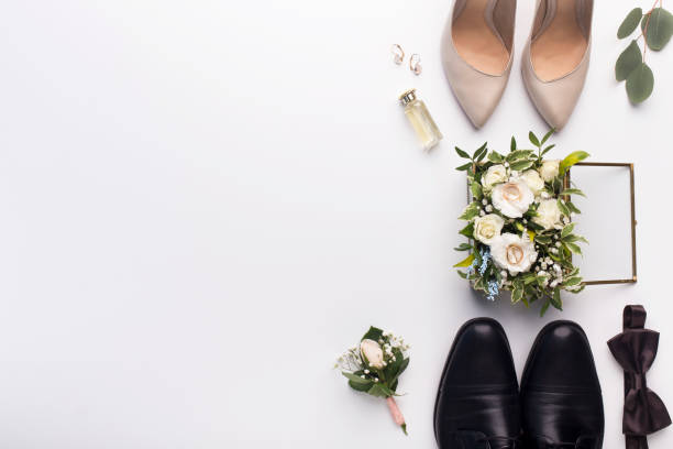 chaussures et accessoires de mariage sur le fond blanc - fleur à la boutonnière photos et images de collection