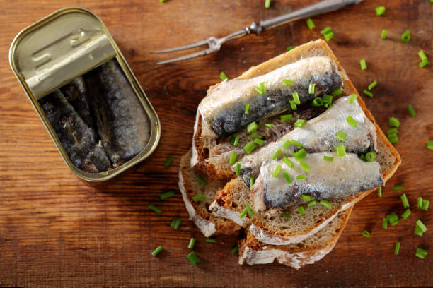 brinde com sardinhas no óleo enlatado - tuna food table dinner - fotografias e filmes do acervo