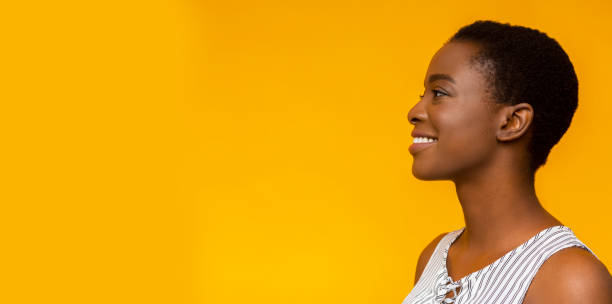 행복 한 미소 젊은 아프리카 계 미국인 여자 프로필 초상화 - side view 이미지 뉴스 사진 이미지