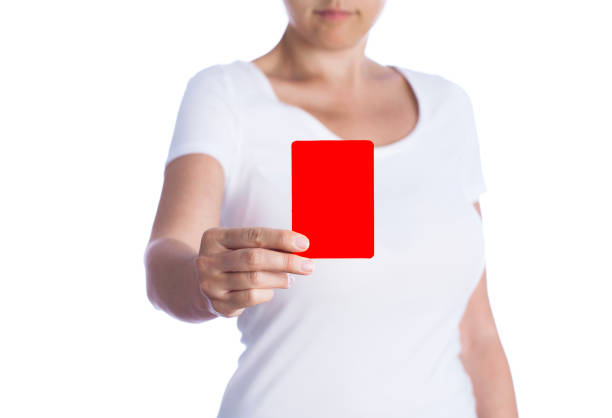 mulher nova que prende o cartão vermelho no fundo branco - football human hand holding american football - fotografias e filmes do acervo