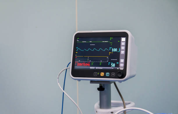 primer plano del equipo de monitoreo en la sala del hospital - equipo monitor fotografías e imágenes de stock