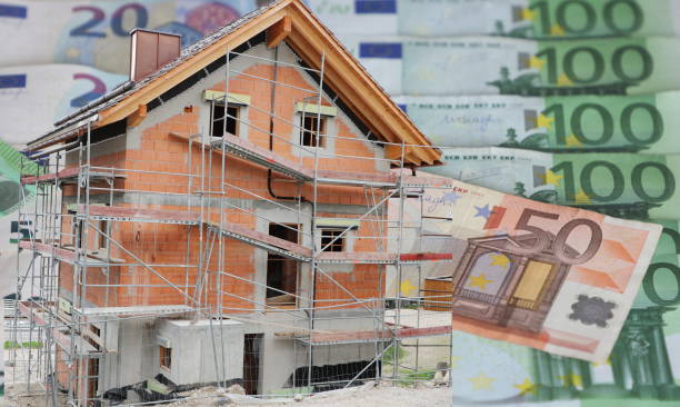 maison en construction avec des billets en euros à l'arrière-plan - european union currency euro symbol currency paper currency photos et images de collection