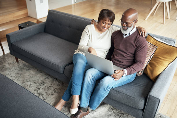 istock Paying your bills on time is easier with internet 1171124538