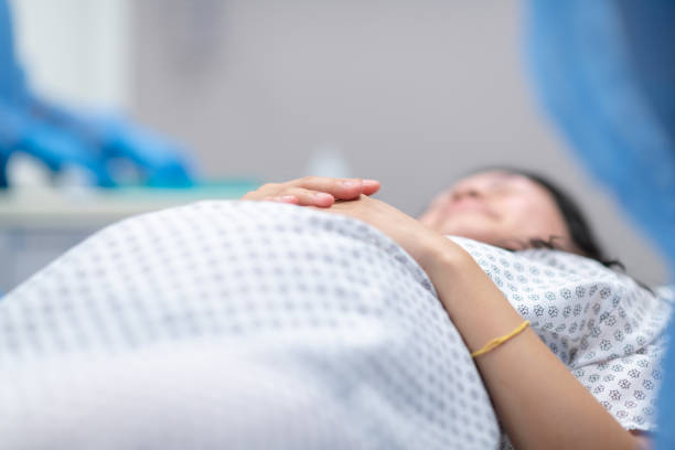 임신 한 여자는 제왕 절개를받기 전에 수술대에 누워 - human pregnancy 뉴스 사진 이미지
