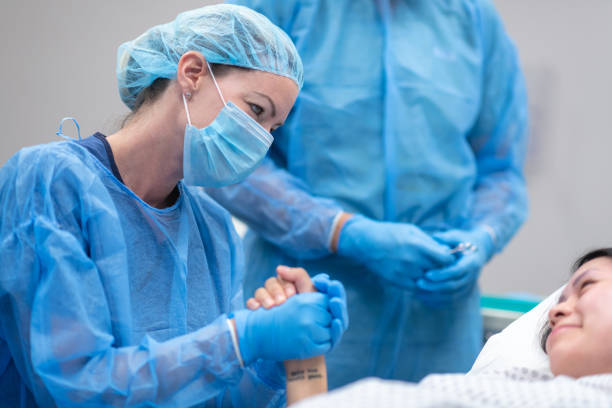 수술 전에 환자의 손을 잡고 의사 - obstetrician 뉴스 사진 이미지