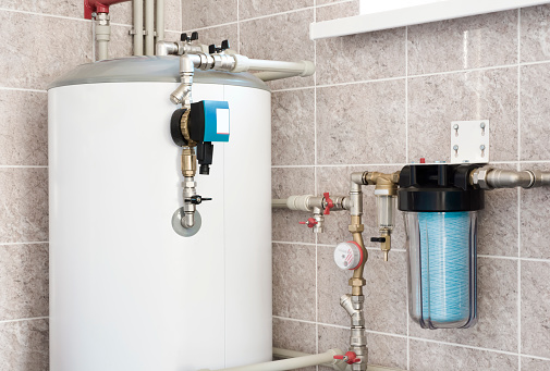 Caldera de calefacción de agua de la casa con bomba, válvulas de bola y filtros photo