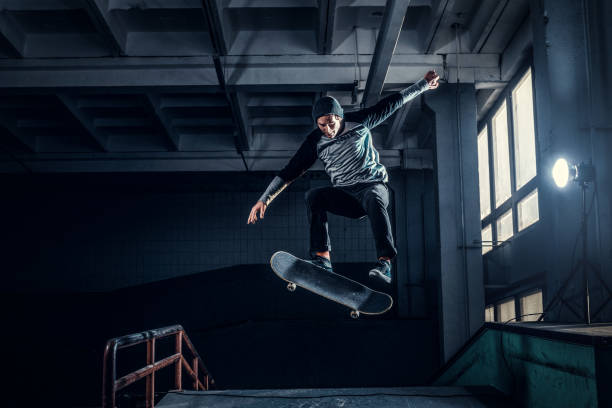 若いスケートボーダーは、屋内のスケートパークでミニランプにトリックを実行します。 - skateboard park ramp park skateboard ストックフォトと画像