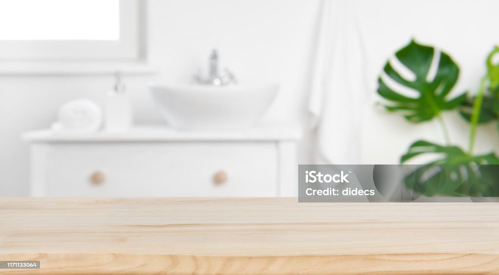 Holz Tischplatte auf Unschärfe Bad Hintergrund, Design Schlüssel visuelles Layout - Lizenzfrei Bildhintergrund Stock-Foto