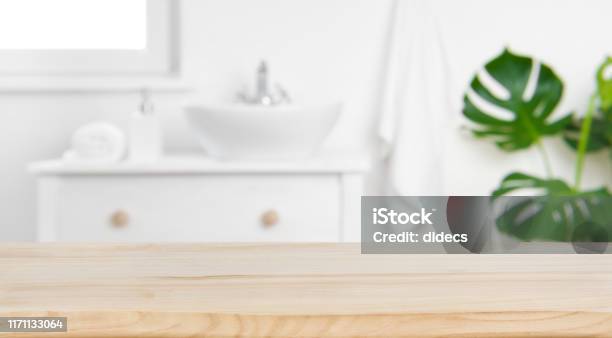 Holz Tischplatte Auf Unschärfe Bad Hintergrund Design Schlüssel Visuelles Layout Stockfoto und mehr Bilder von Bildhintergrund