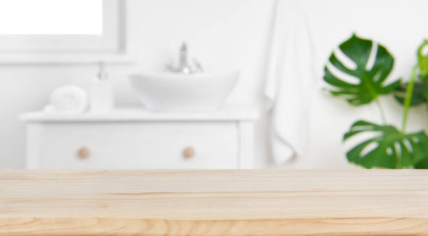 houten tafelblad op vervagen badkamer achtergrond, ontwerp belangrijke visuele lay-out - badkamer huis fotos stockfoto's en -beelden