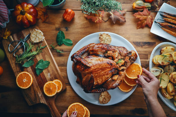 preparare il tacchino ripieno per le vacanze in cucina nazionale - stuffed turkey foto e immagini stock