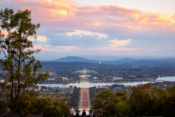 люди и закат с горы эйнсли lookout, канберра - city urban scene canberra parliament house australia стоковые фото и изображения