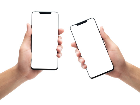 Conjunto de mano masculina sosteniendo el teléfono inteligente negro con pantalla en blanco aislada sobre fondo blanco con trayectoria de recorte photo