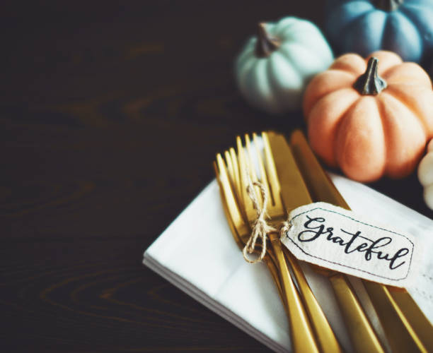 fundo do ajuste da tabela da acção de graças com abóboras e ouro cutelaria - thanksgiving table setting autumn - fotografias e filmes do acervo