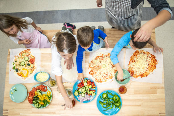 kinder in der schule kochkurs - child vegetable squash corn stock-fotos und bilder