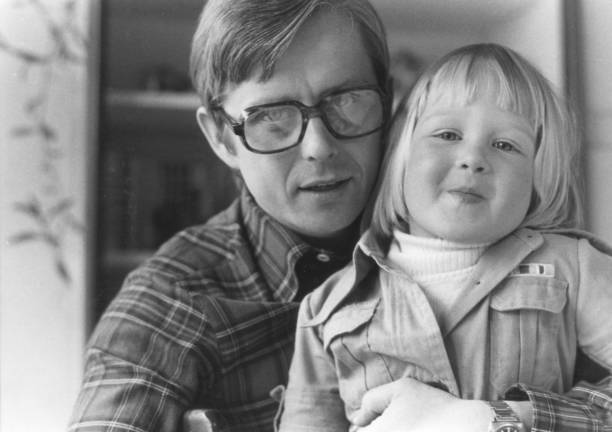retrato vintage monocromo de 1970 de padre e hija felices. - padre fotos fotografías e imágenes de stock