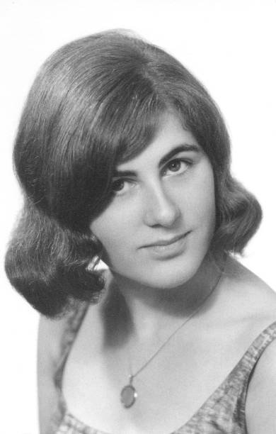 portrait monochrome rétro de cru des années 60 de jeune femme/fille regardant à huis clos - 1960’s photos et images de collection