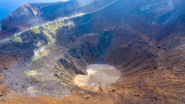 cráter volcánico con fumarolas en vulcano en la isla de eolia, sicilia - vulcano fotografías e imágenes de stock