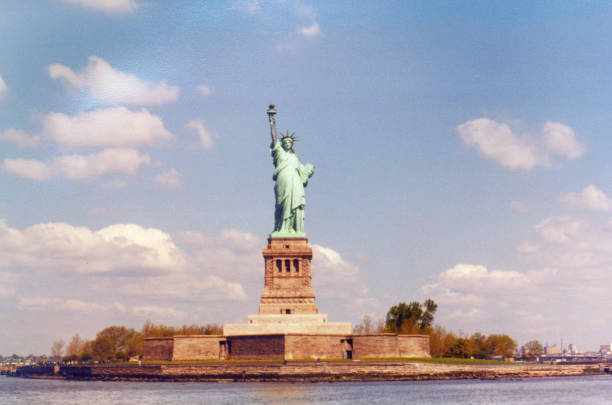 vintage analogico 1982 vista atmosferica della statua della libertà a new york, stati uniti. - new york city panoramic statue of liberty skyline foto e immagini stock