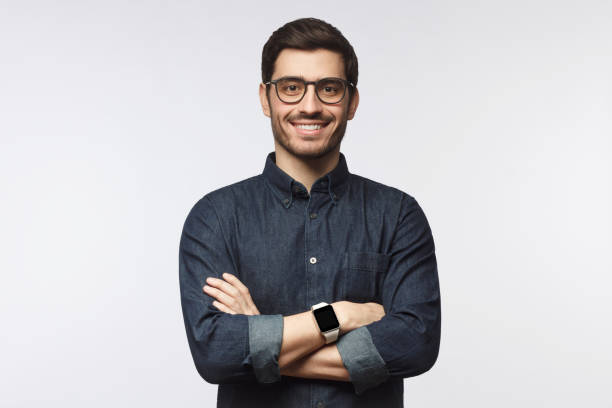 man with crossed arms isolated on gray background - look right imagens e fotografias de stock