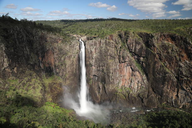왈라비 폭포, 기링군 국립공원, 퀸즐랜드, 호주 - rainforest australia river waterfall 뉴스 사진 이미지