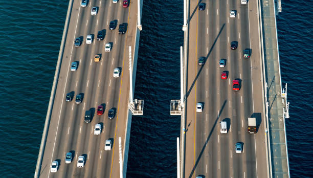 widok z lotu ptaka na most bay bridge w san francisco - bay bridge car traffic transportation zdjęcia i obrazy z banku zdjęć