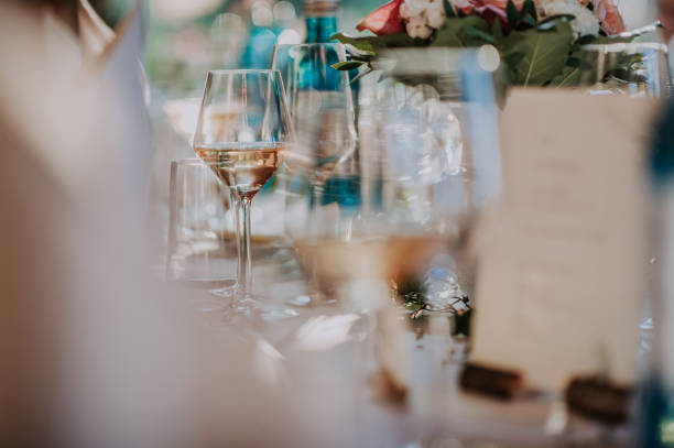 wedding dinner table - wedding champagne table wedding reception imagens e fotografias de stock